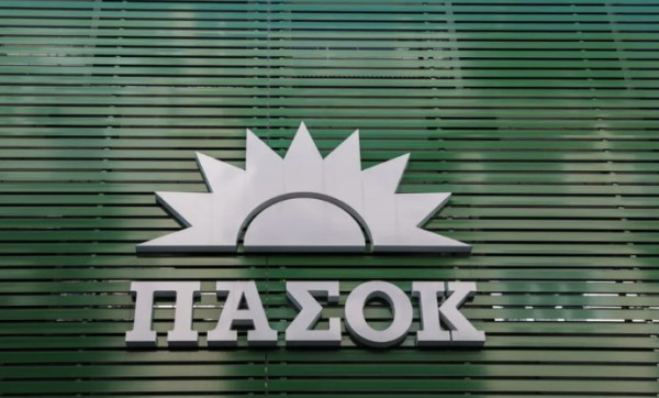 ΠΑΣΟΚ: Επιπολαιότητα Χαρδαλιά-Δημοσίευσε φωτογραφίες του μπροστά σε απόρρητους στρατιωτικούς χάρτες