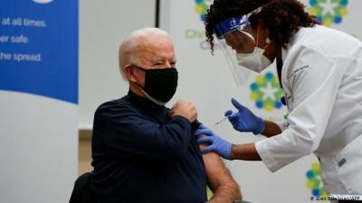 O Μπάιντεν έκανε (δημόσια) το εμβόλιο κατά του Covid-19 (video)