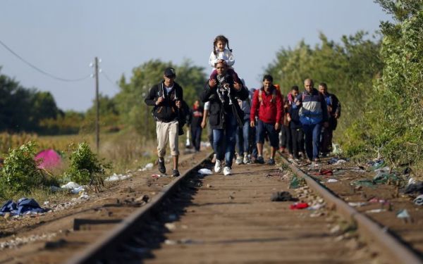 FT:«Λύση του ελληνικού χρέους για να σταματήσουν οι προσφυγικές ροές»