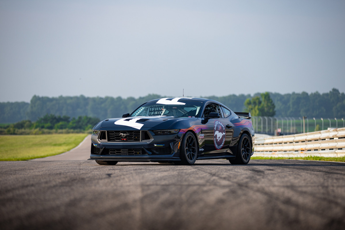 Η νέα Mustang Dark Horse R της Ford Performance προορίζεται αποκλειστικά για χρήση σε πίστα