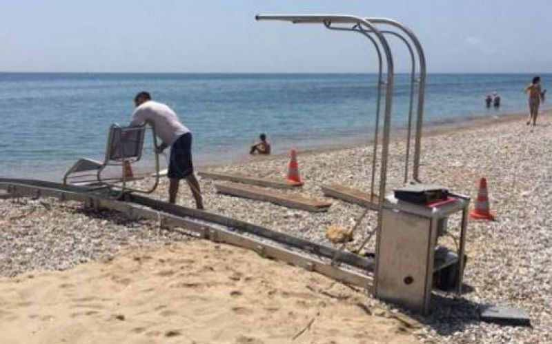 Αίσχος: Άγνωστοι κατέστρεψαν τον μηχανισμό πρόσβασης των ΑμεΑ στη θάλασσα
