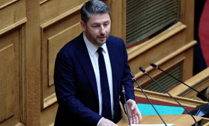 Πρόταση δυσπιστίας: Ένταση με το...καλησπέρα ανάμεσα σε Ανδρουλάκη και Βορίδη