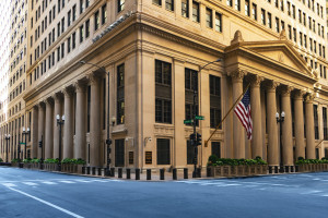 Fed: Θα συνεχιστούν οι πληθωριστικές πιέσεις-Μέτρια ανάπτυξη της αμερικανικής οικονομίας