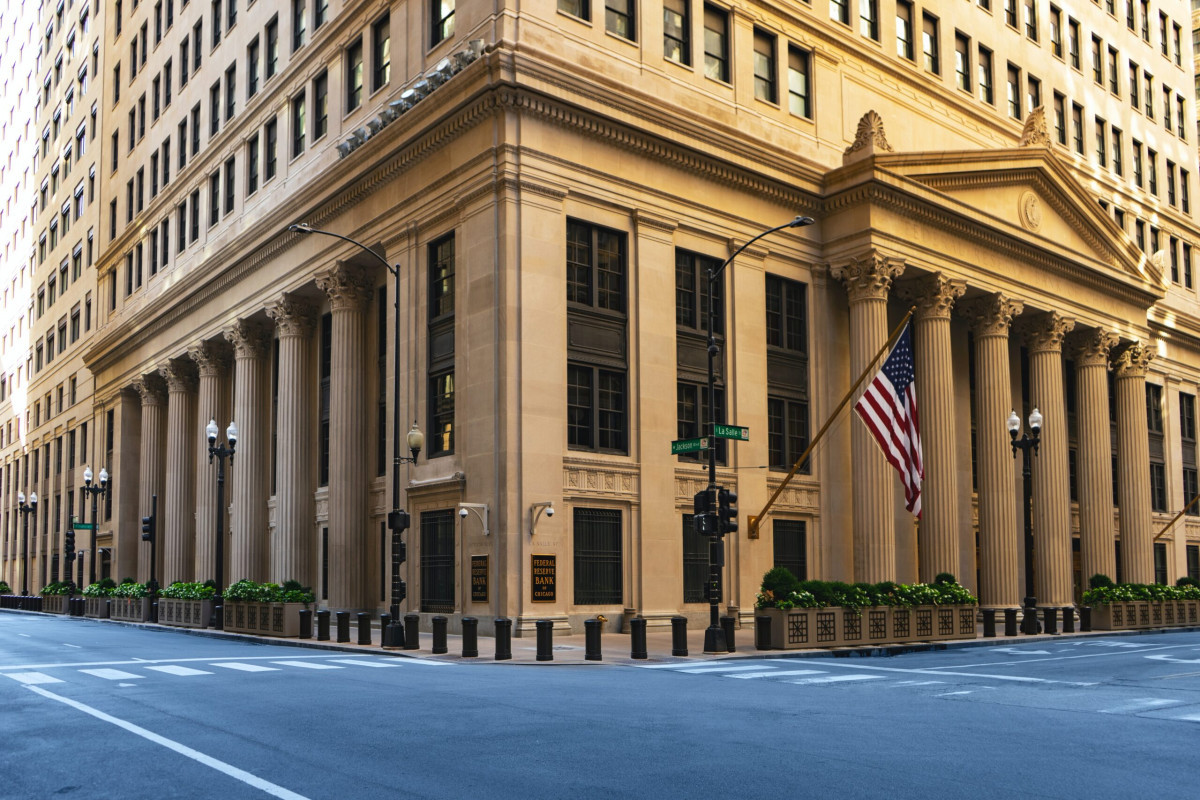 Fed: Θα συνεχιστούν οι πληθωριστικές πιέσεις-Μέτρια ανάπτυξη της αμερικανικής οικονομίας
