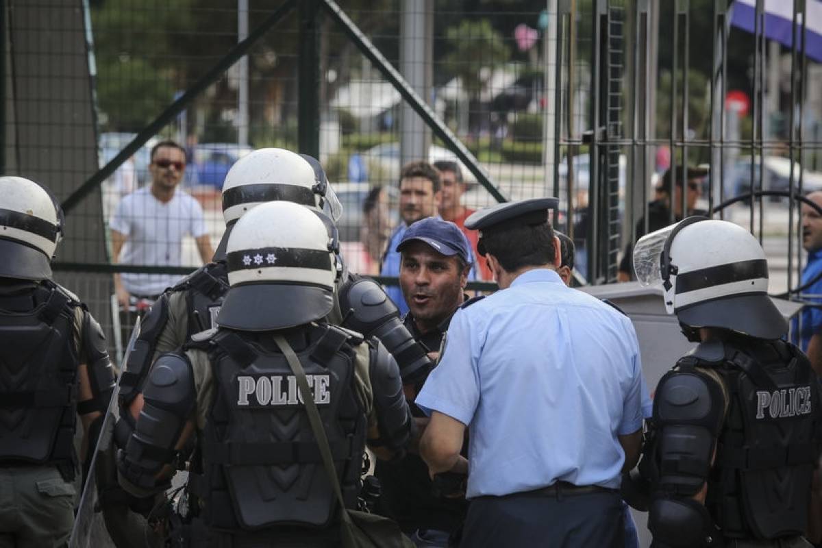 Πετροπόλεμος στη ΔΕΘ για την εκδήλωση ΣΥΡΙΖΑ για το Σκοπιανό