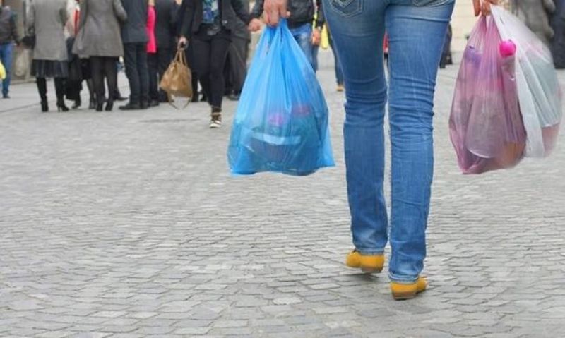 Συμμαχία 4 μεγάλων αλυσίδων κατά της πλαστικής σακούλας