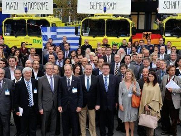 "Εθελοντές πυροσβέστες"- Άσοι στην απάτη: Σε 12 χρόνια έβαλαν στην τσέπη τους 2,5 εκατ. ευρώ εξαπατώντας δημάρχους, ιδιώτες ακόμη και τον Φούχτελ!