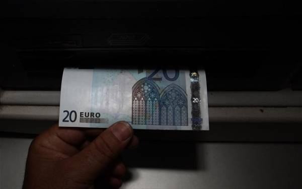 FAZ: Η Αθήνα χαλαρώνει τα capital controls