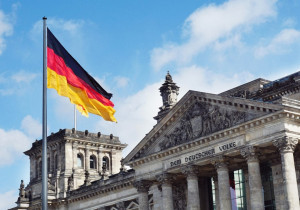 Γερμανία ετοιμάζει το «Deutschlandfonds»: Επενδυτικό ταμείο €100 δισ. για άμυνα, ενέργεια και κρίσιμες πρώτες ύλες