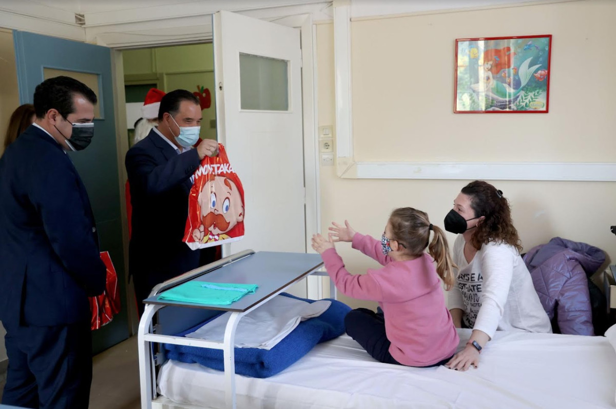 Γεωργιάδης και Πλεύρης μοίρασαν δώρα στα παιδιά στο Παίδων Πεντέλης