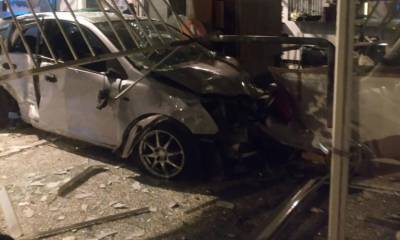 Κολωνός: Αυτοκίνητο πήρε... παραμάζωμα τρία οχήματα και «καρφώθηκε» σε καθαριστήριο