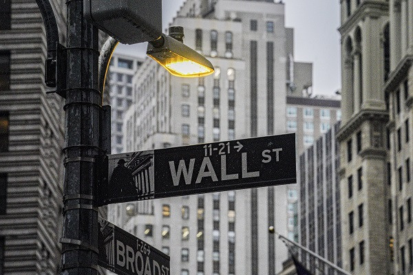 Κατεβάζει «ταχύτητα» η Wall Street στην έναρξη του β’ εξαμήνου