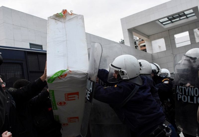 Νέες εντάσεις έξω από το Ειρηνοδικείο