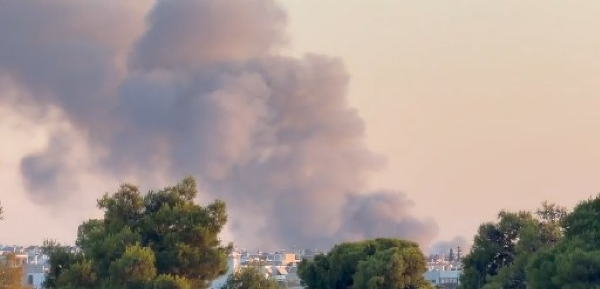 Περιορίστηκε η μεγάλη φωτιά στο παλιό Μπάντμιντον στο Πάρκο Γουδή: Μήνυμα 112 για τους πυκνούς καπνούς