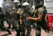 Χημικά κατά διαδηλωτών έξω από γραφεία του ΣΥΡΙΖΑ