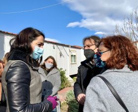 Τον καταυλισμό κοντέινερ στη Δραπετσώνα επισκέφτηκε η Δόμνα Μιχαηλίδου