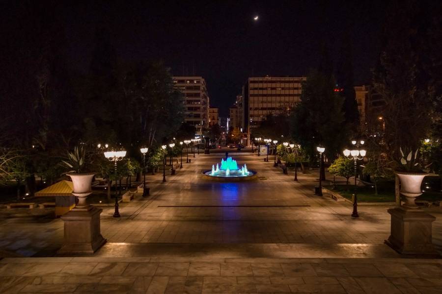 H Αθήνα τις νύχτες της πανδημίας, έρημη πόλη…