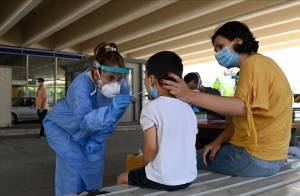 DW: Ανησυχία για τα εισαγόμενα κρούσματα στην Ελλάδα