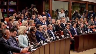 Σκόπια: «Θριλερ» με τη συνταγματική αναθεώρηση- Πληθαίνουν οι καταγγελίες περί δωροδοκίας