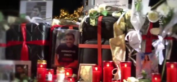 Συγκλονιστικές εικόνες στο ετήσιο μνημόσυνο για τα θύματα στα Τέμπη