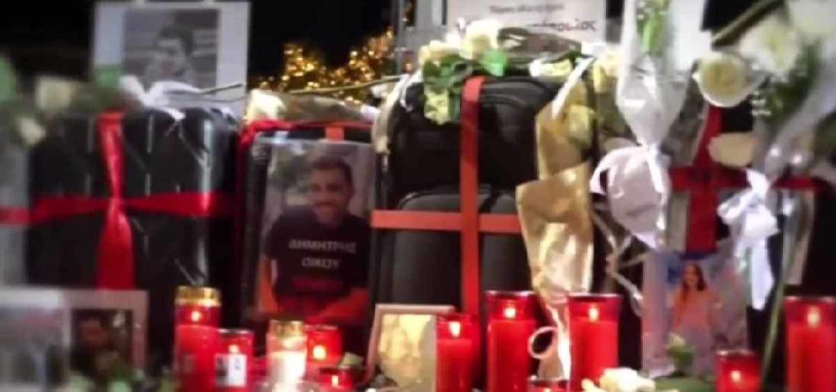 Συγκλονιστικές εικόνες στο ετήσιο μνημόσυνο για τα θύματα στα Τέμπη