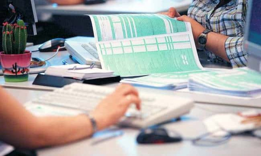 Φορολογικές δηλώσεις: «Αψιμαχίες» για παράταση-Τι δειχνουν τα στατιστικά της ΑΑΔΕ
