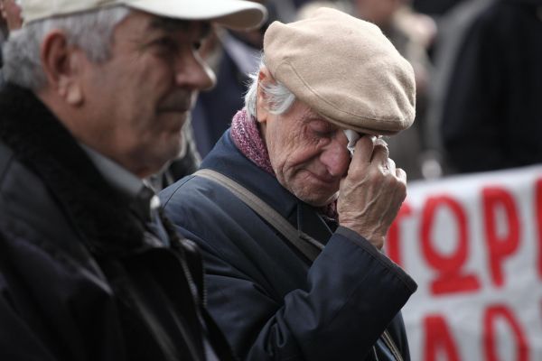 Συντάξεις: Ξεκινά η αφαίμαξη των συνταξιούχων-«Ψαλίδι» μέσα στο καλοκαίρι
