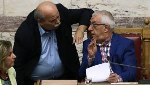 «Πανικόβλητη» ενός λεπτού σιγή για τον Κατσίφα στην Βουλή