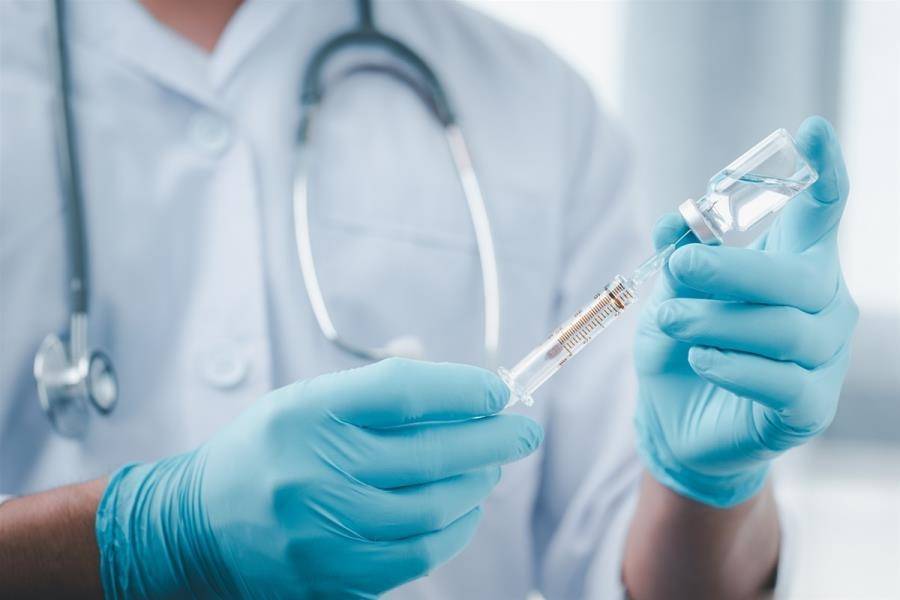 Κορονοϊός: «Πυρετώδεις» προετοιμασίες στα εμβολιαστικά κέντρα στη χώρα