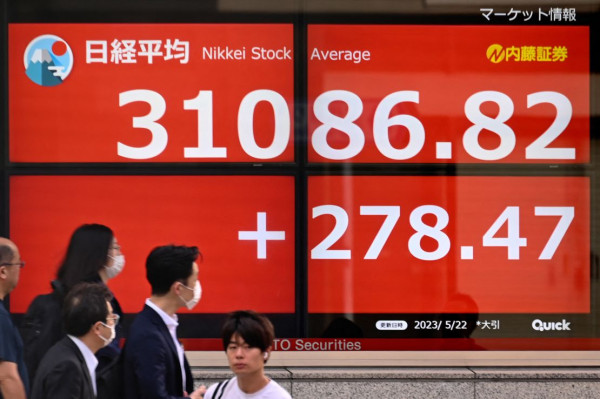 Ασιατικές αγορές: «Βυθίστηκε» κατά σχεδόν 600 μονάδες ο Nikkei