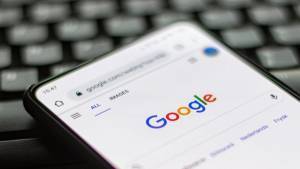 Η Google λάνσαρε νέο εργαλείο αφαίρεσης φωτογραφιών ανηλίκων