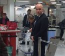 Και όμως η Μέρκελ ψωνίζει μόνη της στο σουπερμάρκετ!