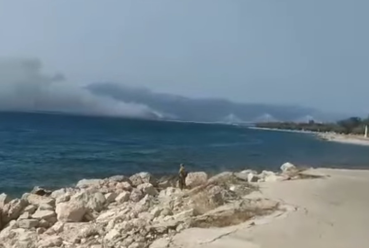 Φωτιά στο Αντίρριο- Μηνύματα από το 112, εκκενώθηκαν περιοχές