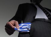 Politico: Η "βρώμικη 12αδα" που κατέστρεψε τους Έλληνες