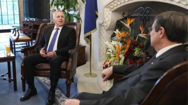 Συνάντηση Αναστασιάδη-Αποστολάκη για την κυπριακή ΑΟΖ