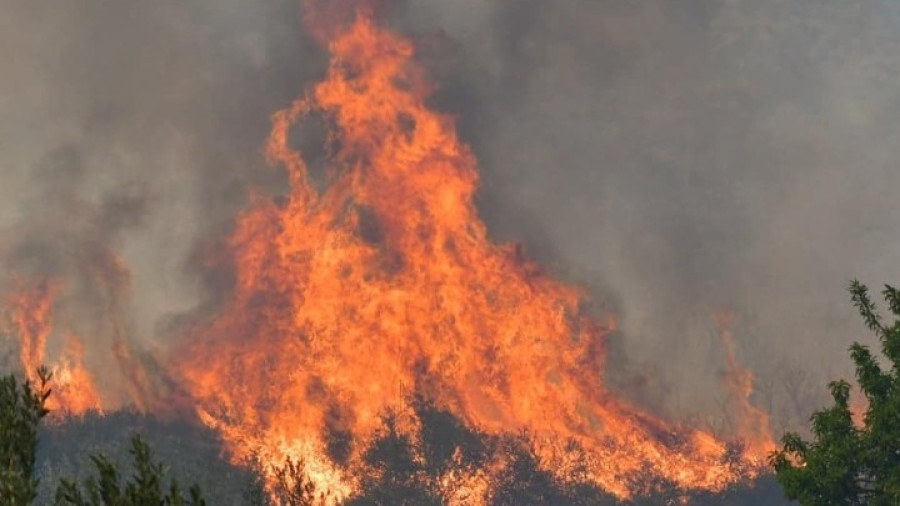 Ασπρόπυργος: Μάχη με τις φλόγες σε χαράδρες δίνουν οι πυροσβέστες