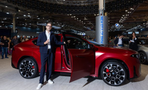 Ευρωπαϊκή Πρεμιέρα της νέας BMW iX4 στο εντυπωσιακό περίπτερο της BMW στην Αθήνα