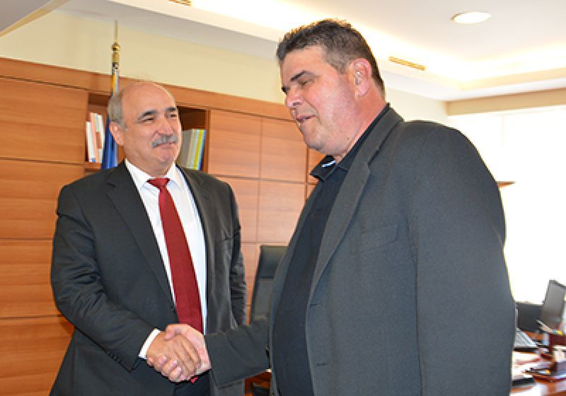Καμπανάκι κινδύνου για την ελληνική παραγωγή αγελαδινού γάλακτος