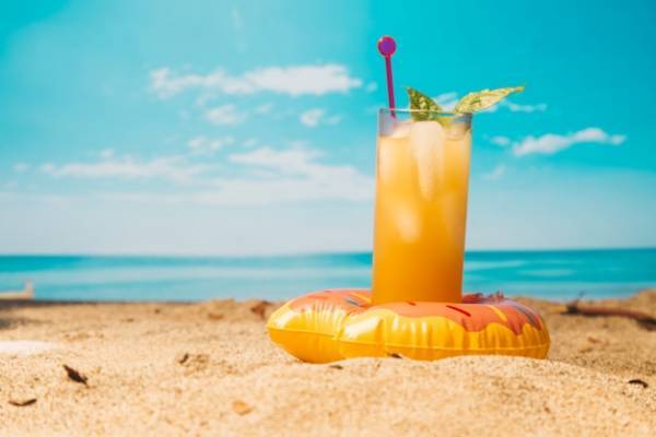 Με συσκευασμένα αλκοολούχα ποτά οι οργανωμένες παραλίες