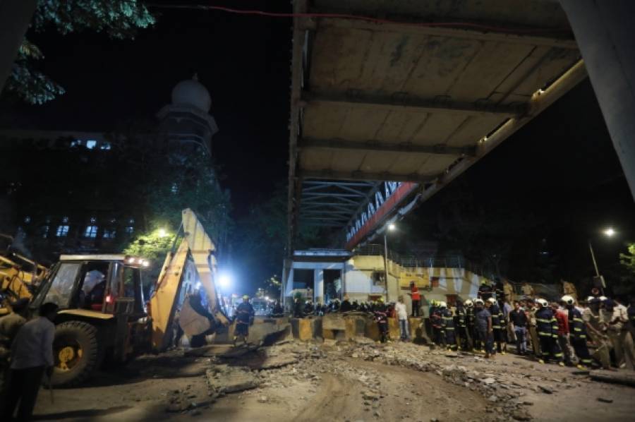 Ινδία: Πέντε νεκροί και 36 τραυματίες από την κατάρρευση πεζογέφυρας