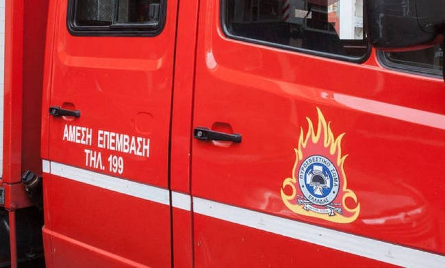 Υπό μερικό έλεγχο πυρκαγιά σε κτίριο στον Ασπρόπυργο