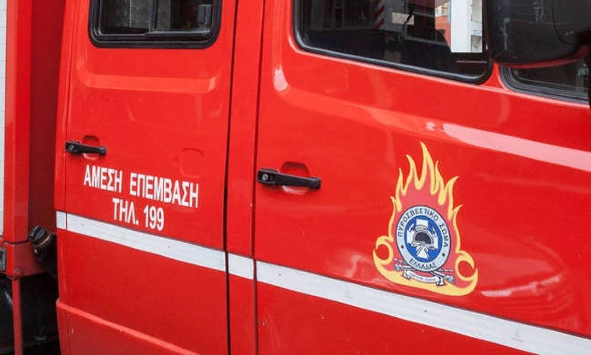 Υπό μερικό έλεγχο πυρκαγιά σε κτίριο στον Ασπρόπυργο