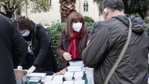 Σακελλαροπούλου: Μοίρασε φαγητό με την κοινωνική κουζίνα «Ο Άλλος Άνθρωπος»