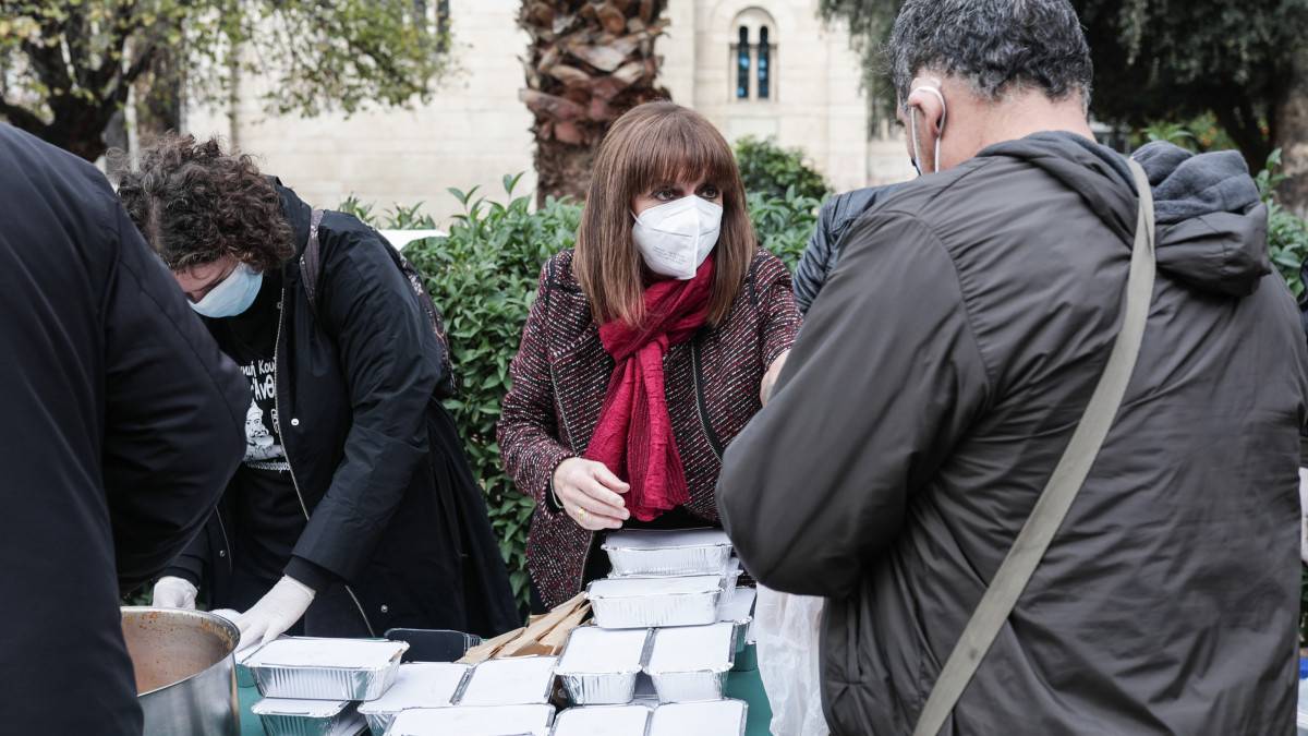 Σακελλαροπούλου: Μοίρασε φαγητό με την κοινωνική κουζίνα «Ο Άλλος Άνθρωπος»
