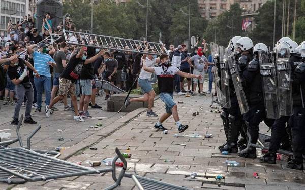 DW: Γιατί οι Σέρβοι βγαίνουν στους δρόμους;