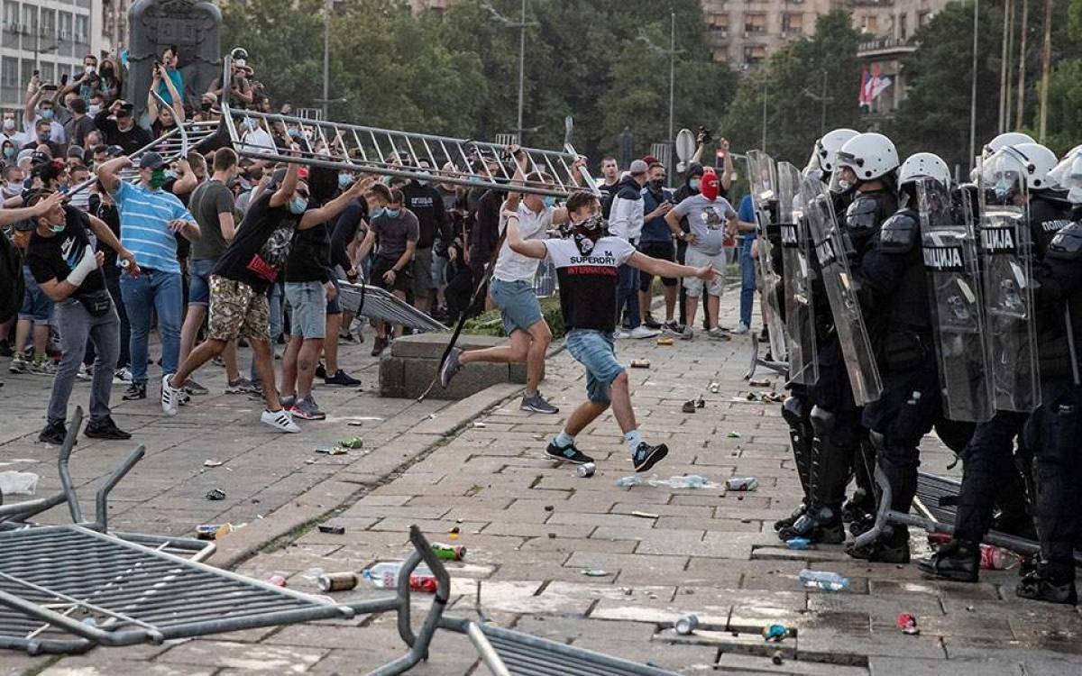 DW: Γιατί οι Σέρβοι βγαίνουν στους δρόμους;