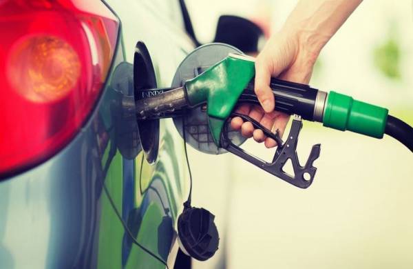 Τι σημαίνει η «βουτιά» στο αργό για τη βενζίνη