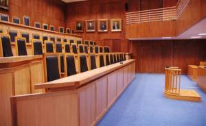 ΕΔΕ: Ελλιπής η προστασία από την πανδημία στα δικαστήρια