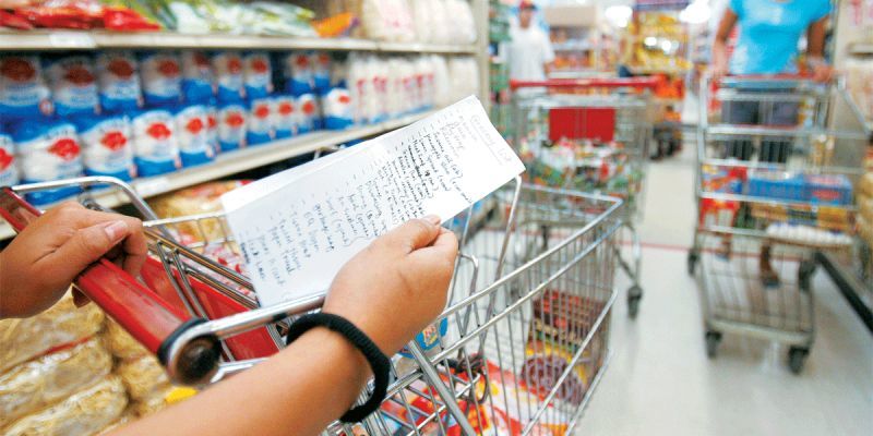 Φτώχεια στο ράφι: «Σκοτωμός» στην αγορά, κεσάτια στα δημόσια έσοδα