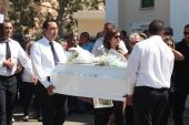 Αίγινα: Λύγισαν και οι πέτρες στην κηδεία πατέρα και κόρης